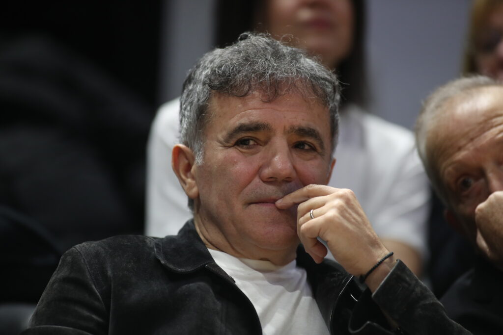 Στα αποδυτήρια ο Μυστακίδης!